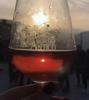 Il calice dell'evento con vino rosso al tramonto