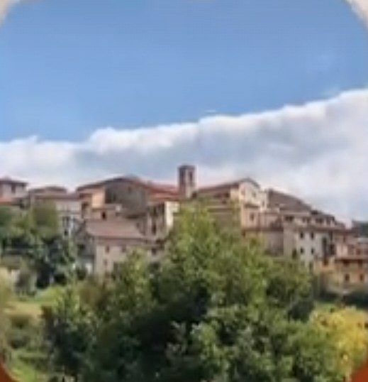 Il paese di Castelmenardo visto dalla valle