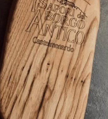 Tagliere in legno con il marchio inciso