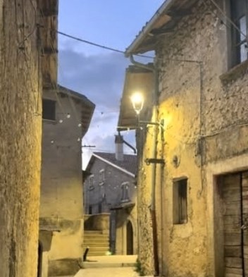 Vicolo del borgo al tramonto con un lampione